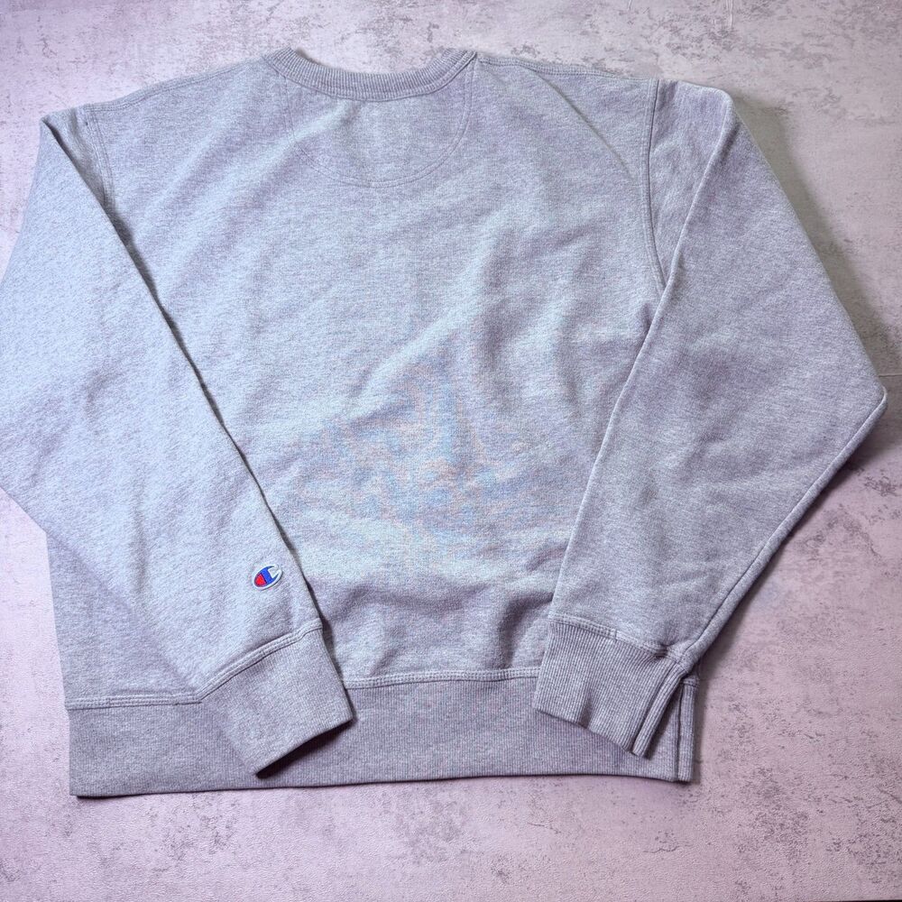 Champion crewneck in heather grey. Size Medium